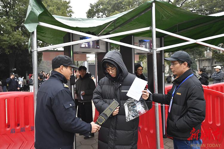 2025澳门特马开奖查询和高考考场外统一动作与高考考场外的场景